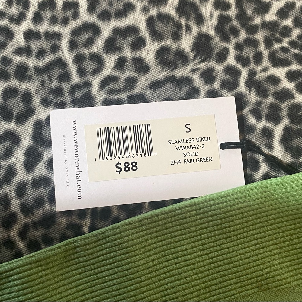 WeWoreWhat Solid Seamless Biker Biker Shorts Fair Green Small NWT - Picture 6 of 7